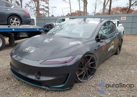 2024 Tesla Model 3 Performance All-Wheel Drive z USA, uszkodzony, nr VIN 5YJ3E1ET8RF871587